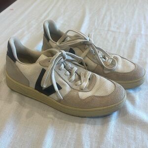 Veja Men’s White Sneakers SZ 7